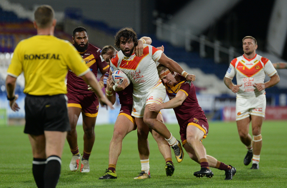 Antoni Maria is tackled