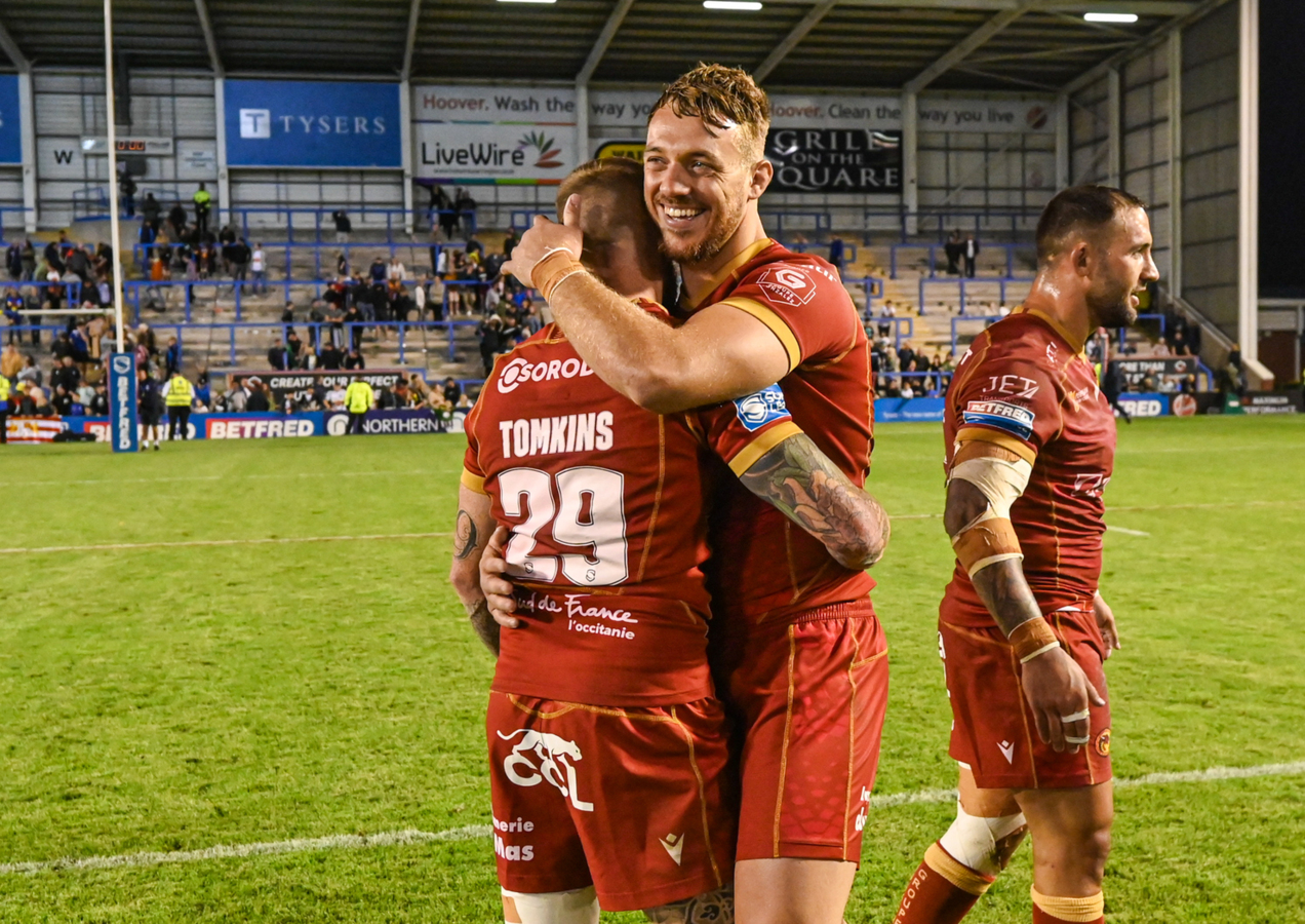 Dragons at hooter celebrate win. SL. Rd21. Wolves v Dragons. Fri4thAug2023 © MATTHEW MERRICK PHOTOGRAPHY.(1)