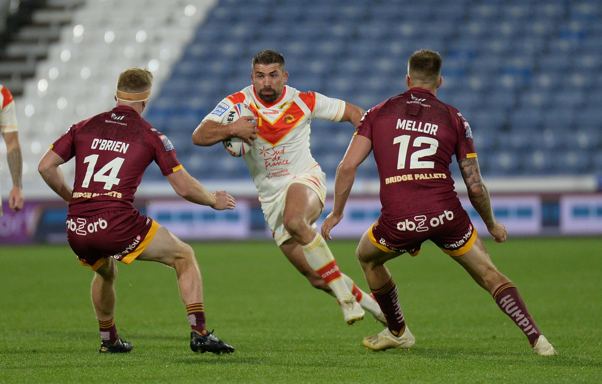 Simon drives the ball in