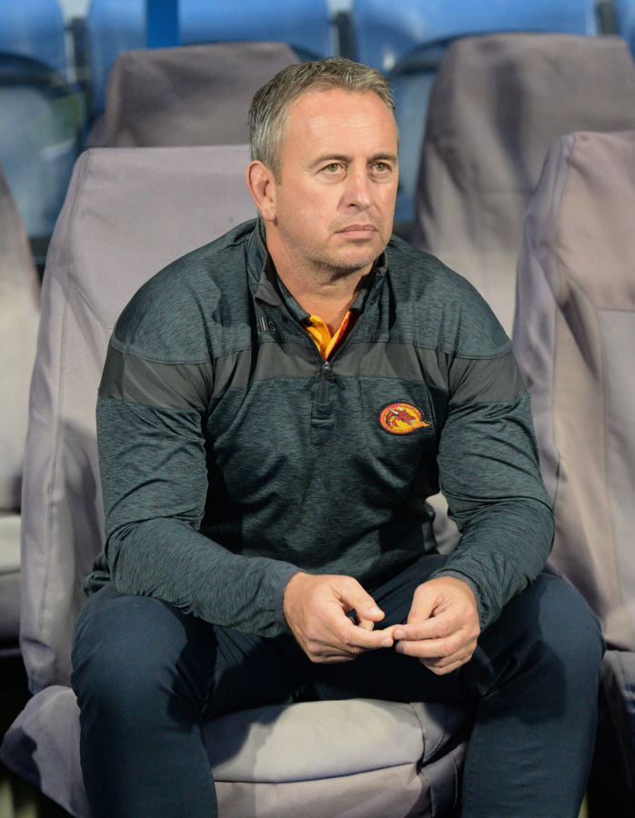 Steve McNamara watches on as the players warm up 2